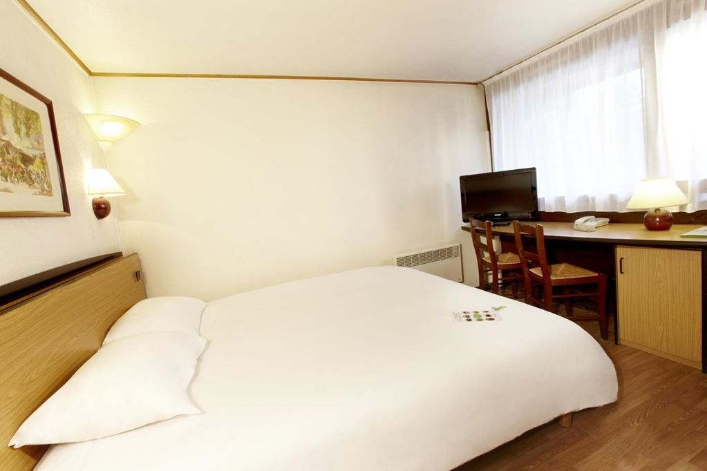 Campanile Nantes ~ Reze Aeroport Hotel Room photo
